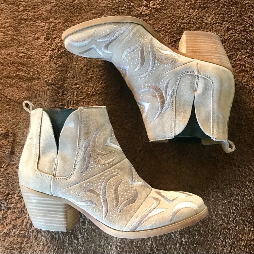 Fergie Lexy booties. EUC. Size 9. Leather